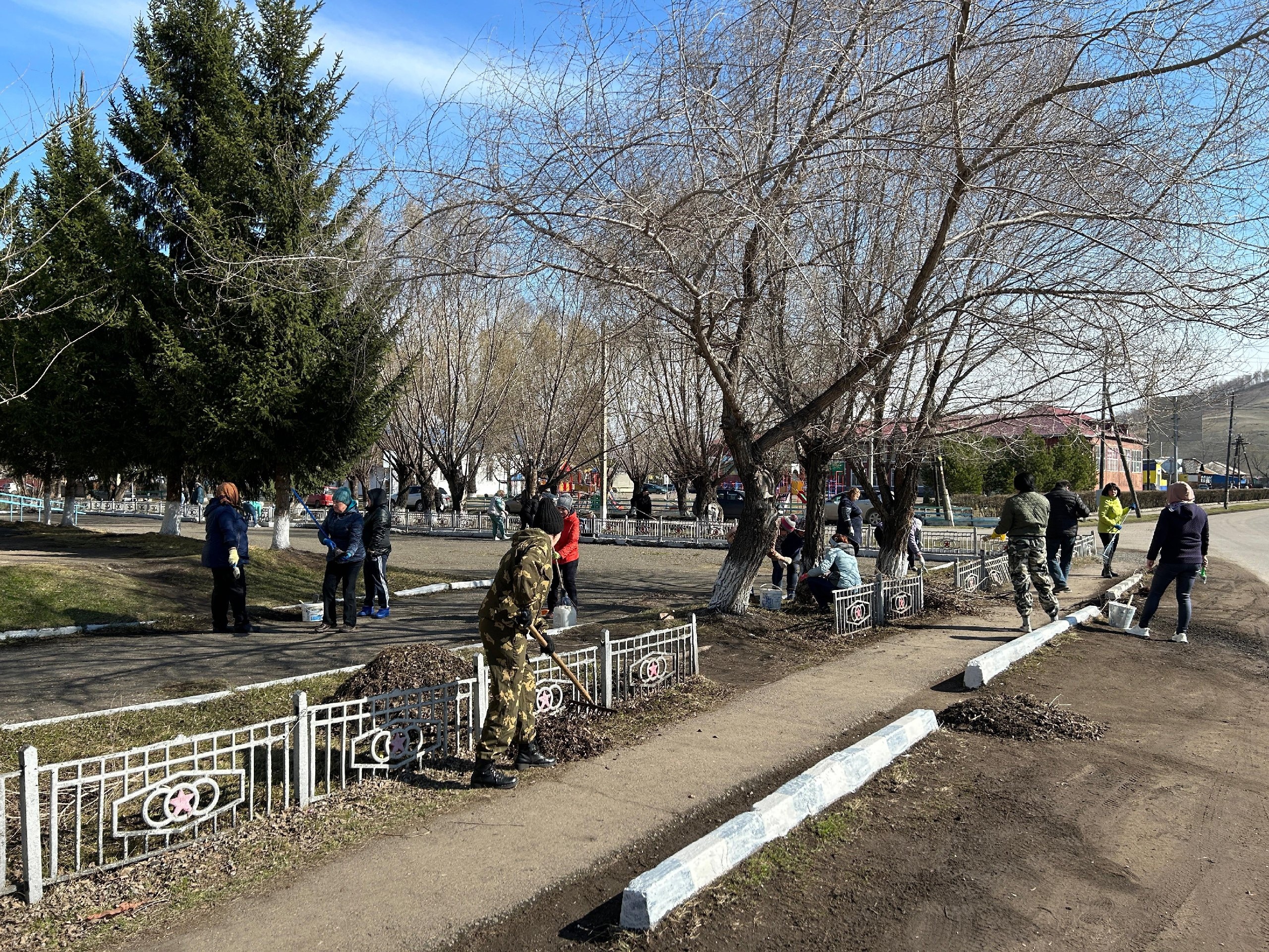 На территории Идринского района началась уборка территорий.